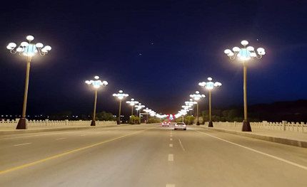 這些景觀路燈，與海東市核心區(qū)的景觀大道如此般配